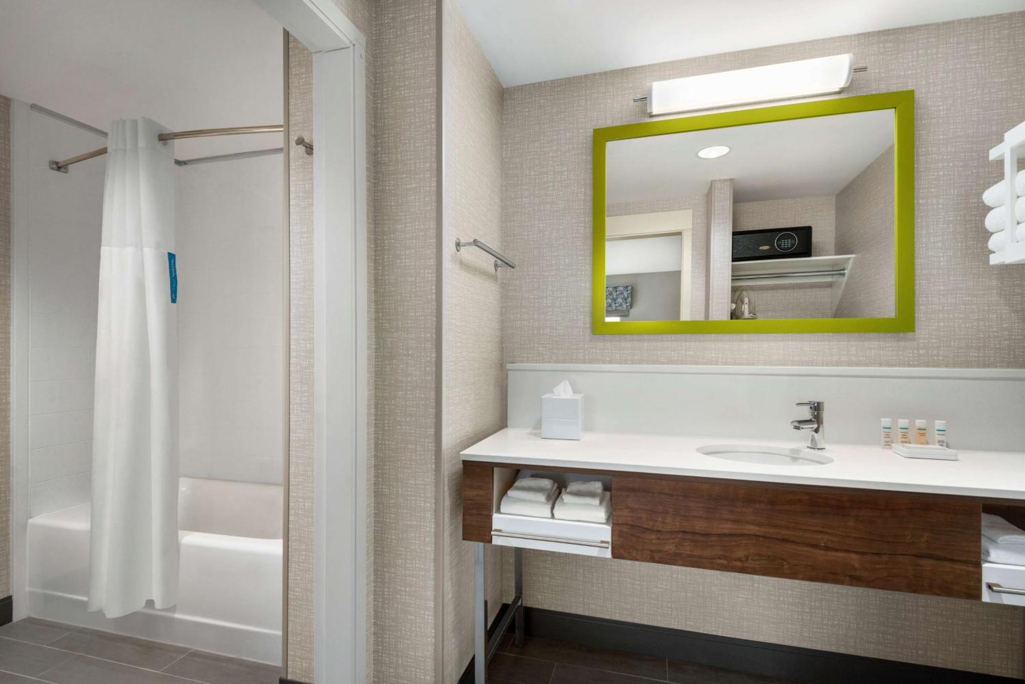 Hampton Inn & Suites Kelowna, British Columbia, Canada Buitenkant foto