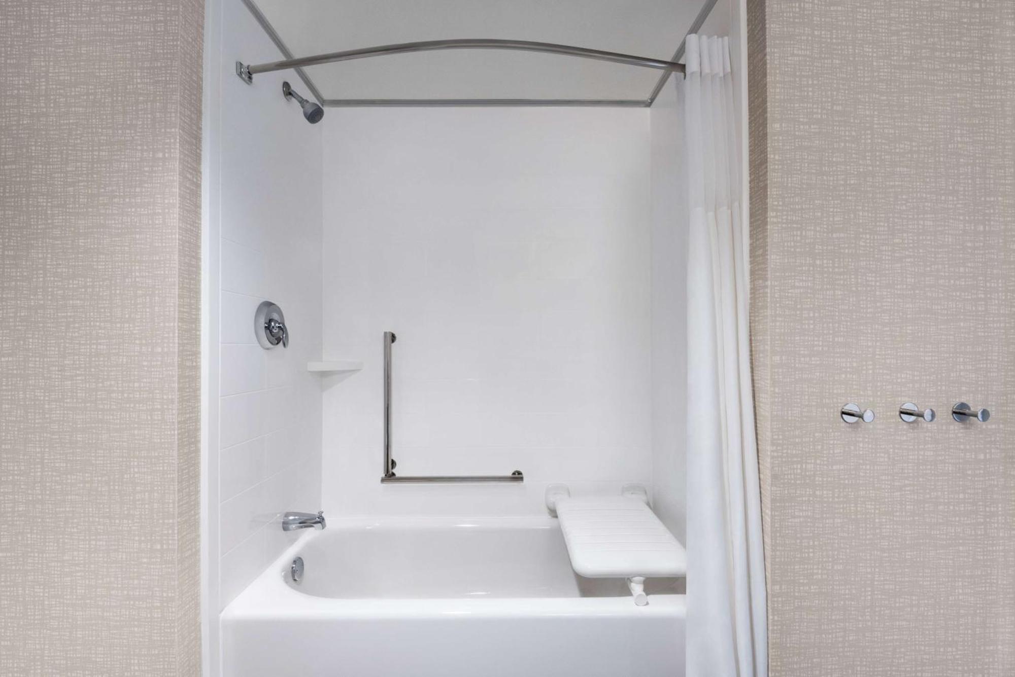 Hampton Inn & Suites Kelowna, British Columbia, Canada Buitenkant foto